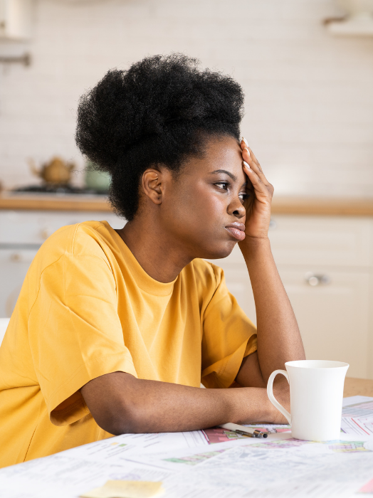 Une femme qui semble lasse et fatiguée